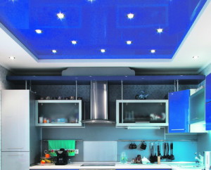 голубой глянцевый натяжной потолок