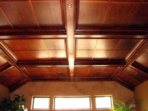 Потолок на деревянной кухне
