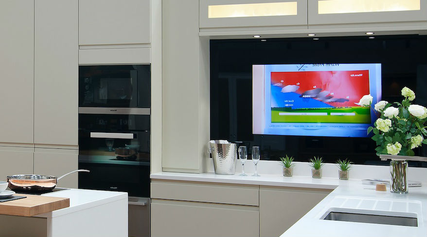 Телевизор на кухне над столешницей