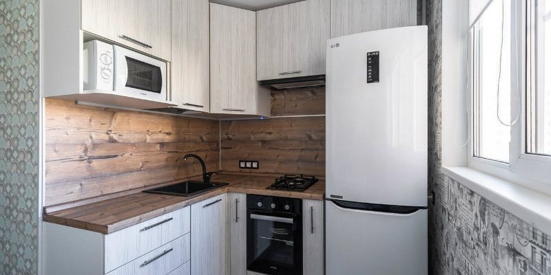 Дизайн маленькой кухни в хрущевке с газовой колонкой и холодильником + Фото