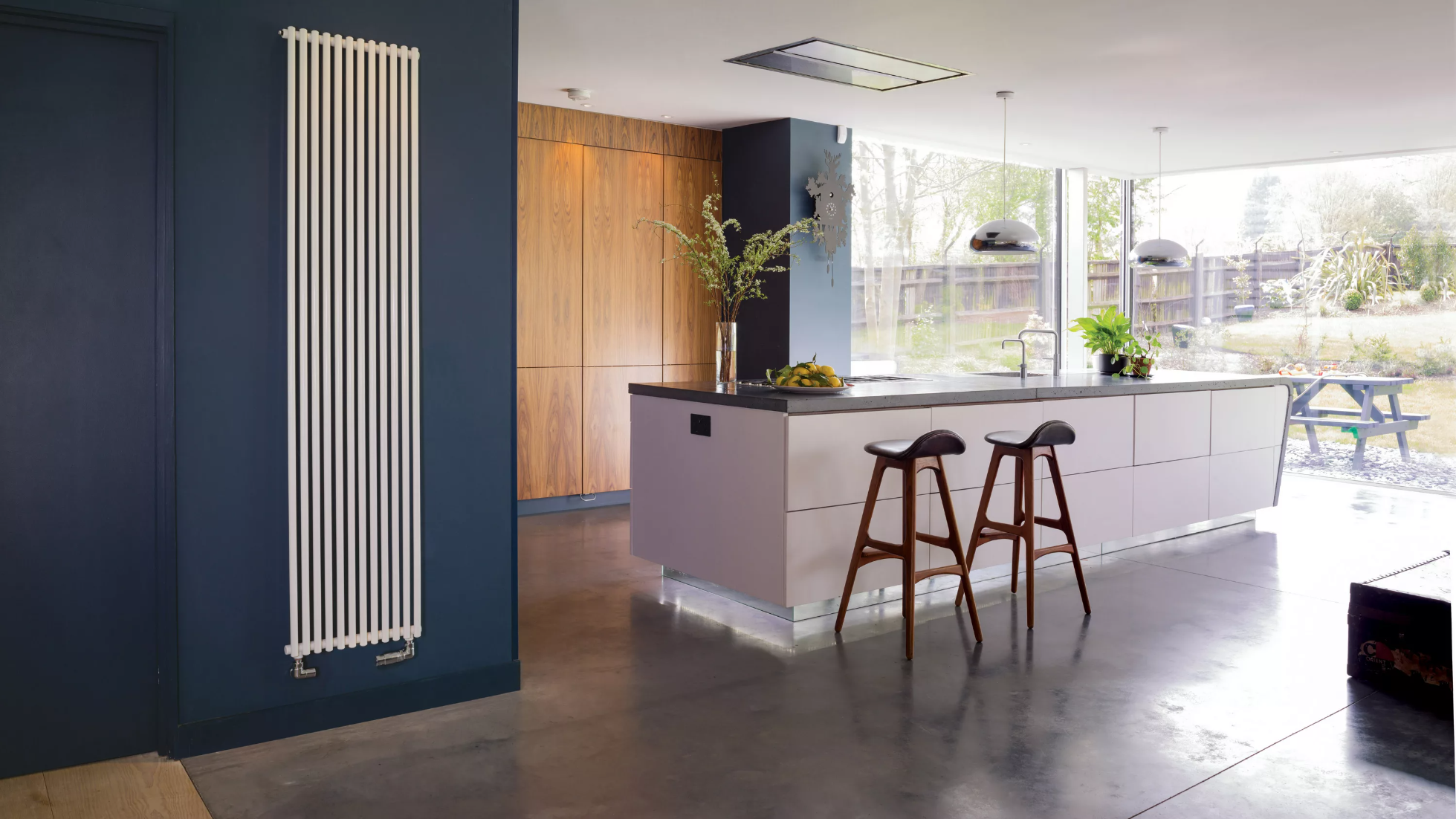 Перевернутая теплота с вертикальными радиаторами на вашей кухне