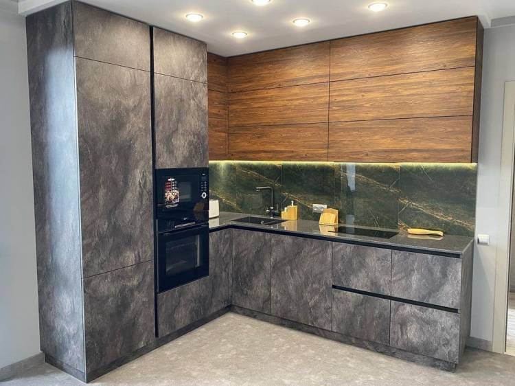 Темная угловая кухня в стиле лофт с горизонтальными верхними шкафами