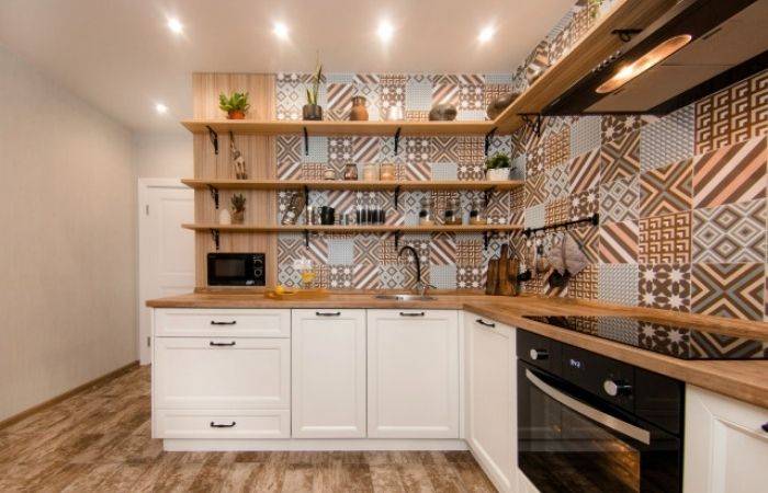 Кухонные гарнитуры без навесных шкафов, секреты популярности