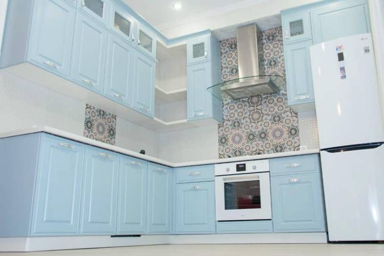 Кухня светло голубого цвета