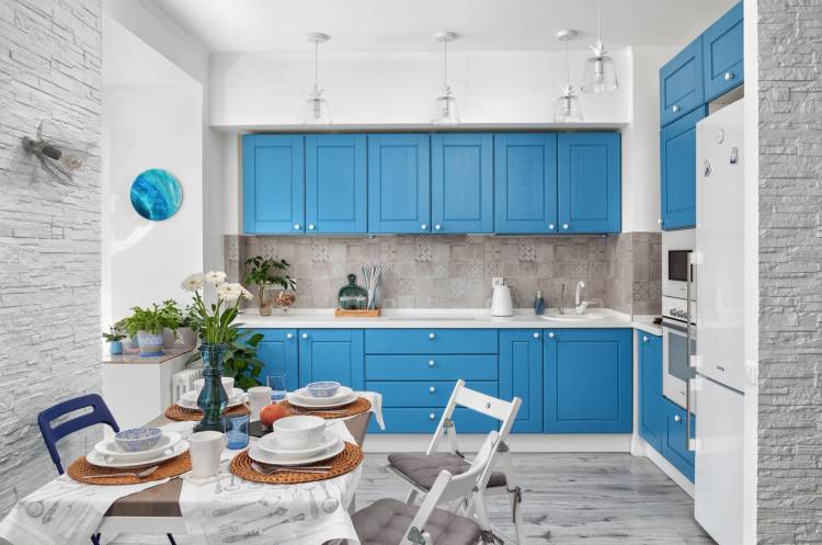 Кухонный гарнитур голубого цвет