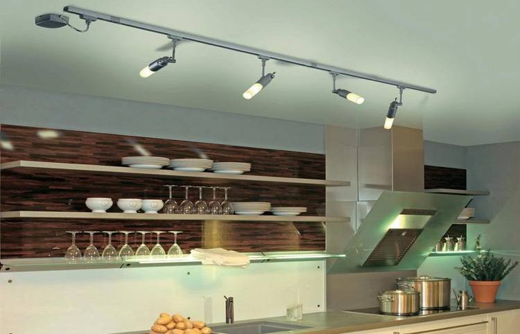 Дизайн для использования светильников-спотов на кух
