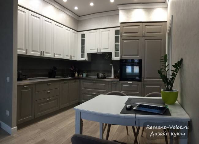 Кухня-гостиная 17 кв м серого цвета с диваном и ТВ