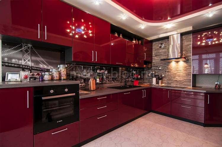 Дизайн яркой кухни в красном цвет