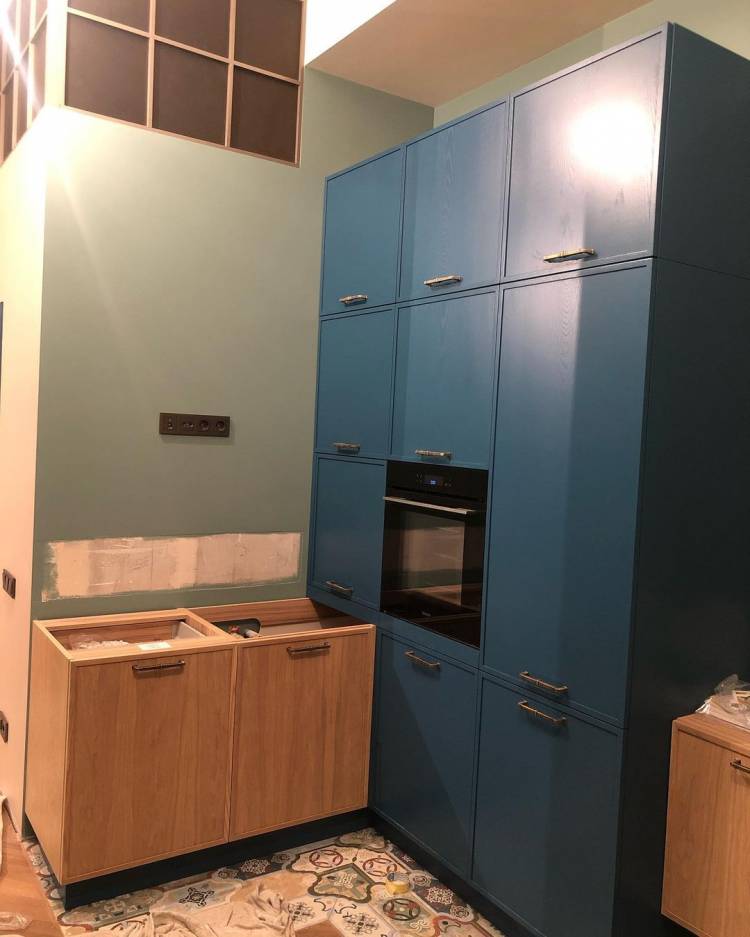 Синяя угловая кухня с крашеными фасадами в стиле Хай-Т
