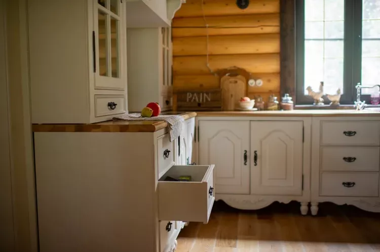 Маленькая тумбочка на кухню: 102 фото в интерьере