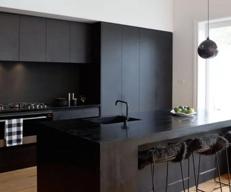 Черная кухня в стиле минимализм