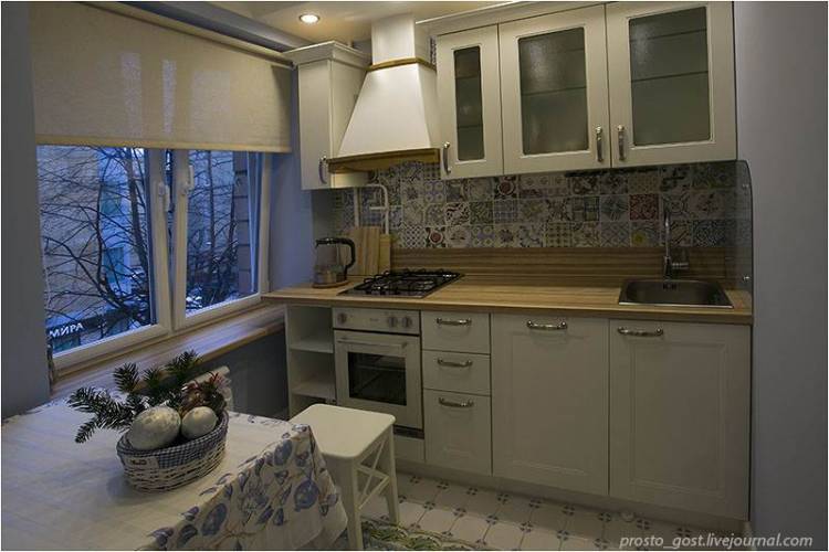 Дизайн маленькой белой кухни с холодильником в хрущевк