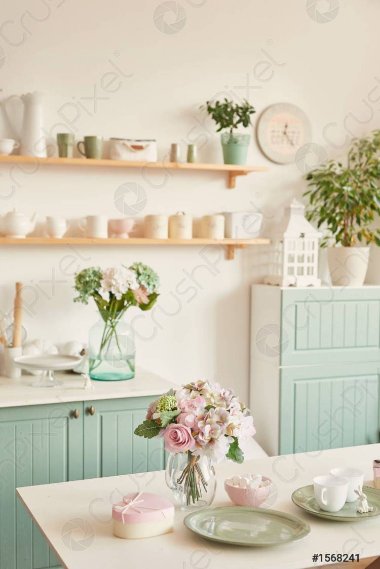 Яркая кухня в стиле проказы, на столовой посуде и букет цветов в ваз