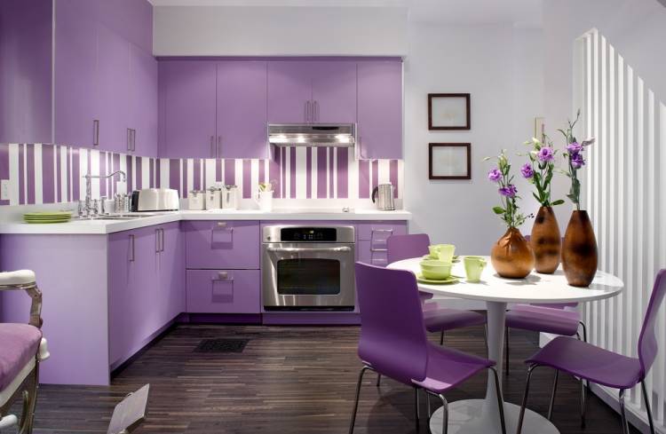 Дизайн кухни в фиолетовой гамм