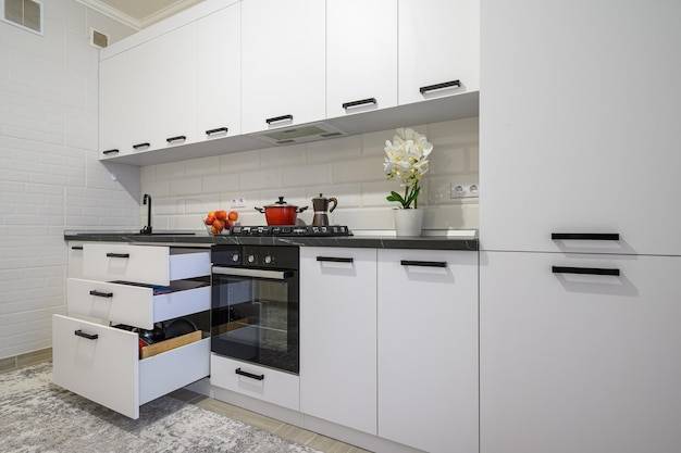 Ультрамодный белый современный интерьер кухни с минималистичной мебелью