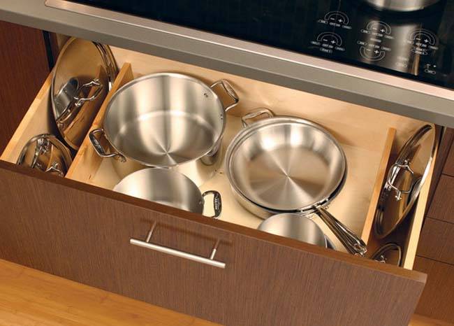 Как хранить кастрюли и сковородки на кухне?