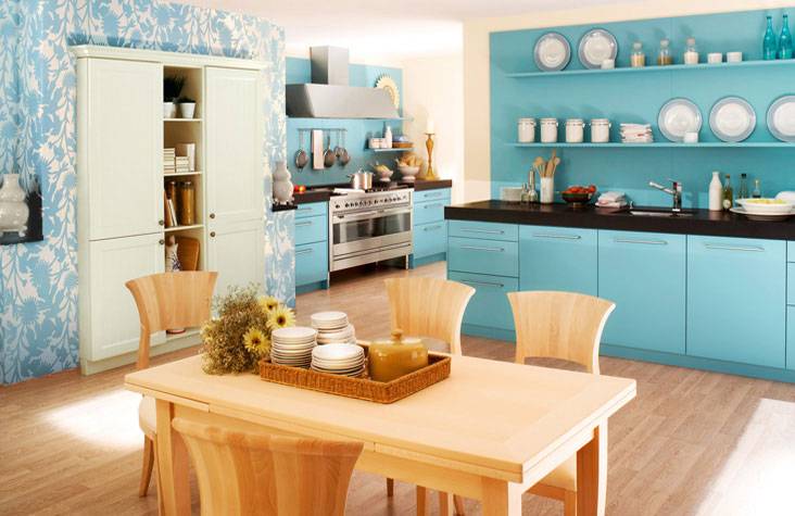 Уютная кухня голубого цвет