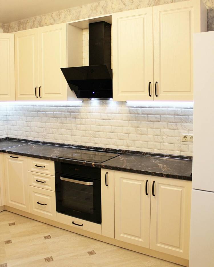 Белая кухня с радиусными фасадами Модель