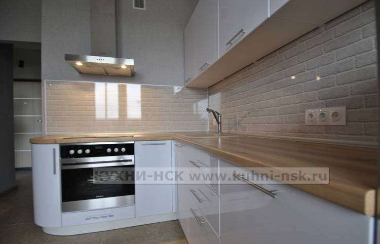 Белая глянцевая кухня хай-тек с деревянной столешницей вя
