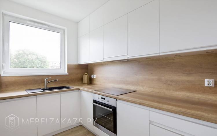 Белая кухня с деревянной столешницей К