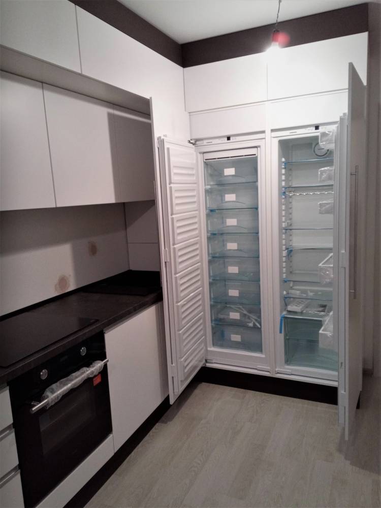 Кухонный гарнитур с двойным встроенным холодильником