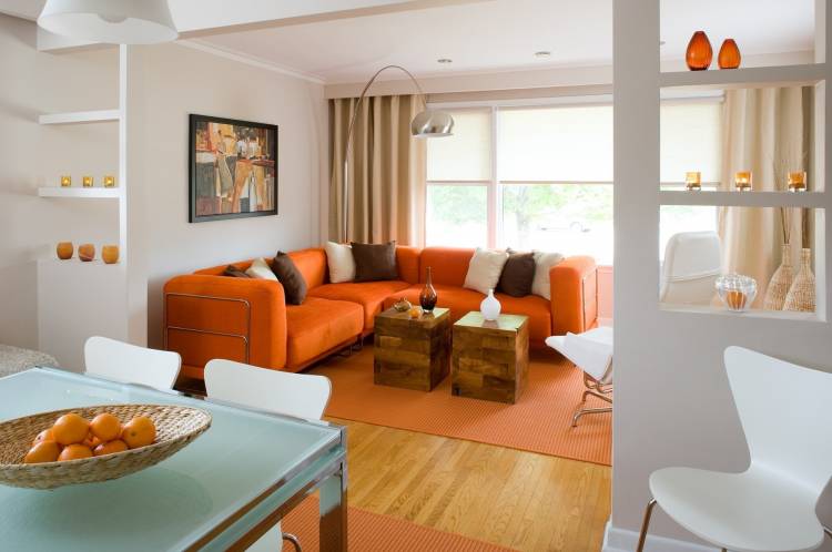 Оранжевый диван в интерьере кухни
