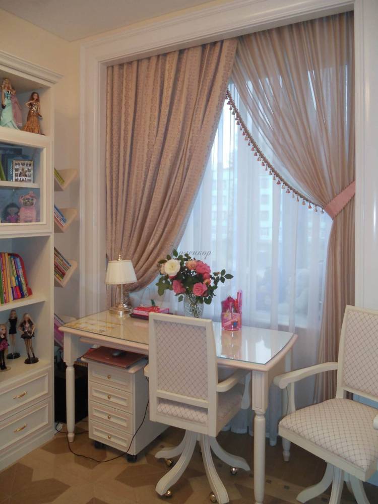 Розовые шторы в интерьере гостиной, спальни, кухни и детской