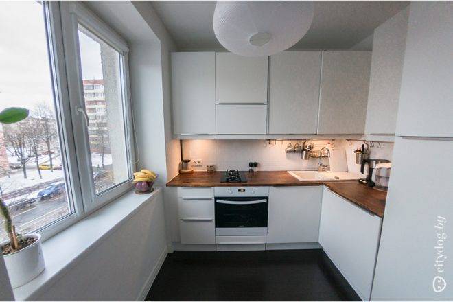 Дизайн белой кухни-гостиной в двухкомнатной хрущевк