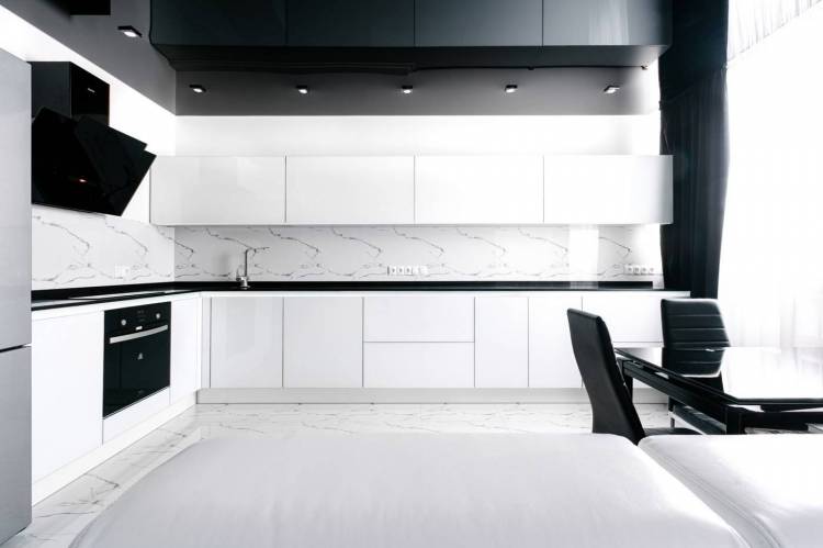 Интерьер белой кухни с черной столешницей