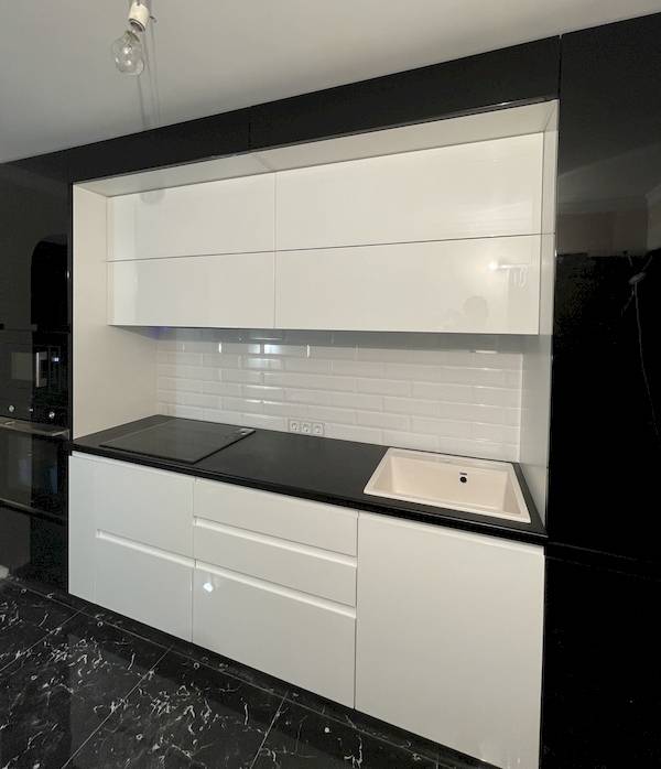 Дизайн белой кухни с черной столешницей: 87 фото дизайна