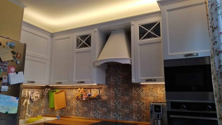Освещение рабочей зоны и декоративная подсветка потолка кухни