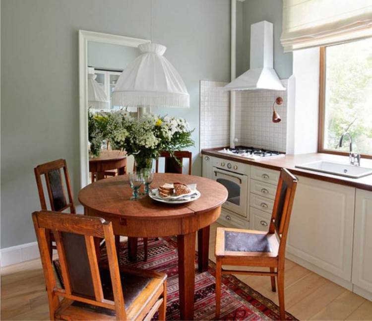 Круглый и овальный стол в интерьере кухни