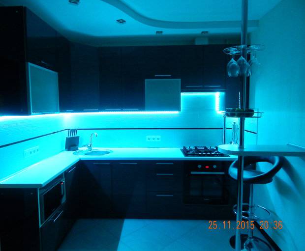 Черная кухня со светодиодной подсветкой