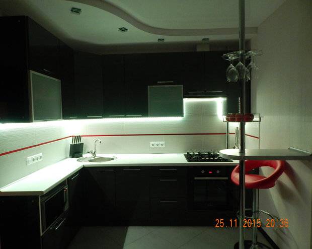 Черная кухня со светодиодной подсветкой