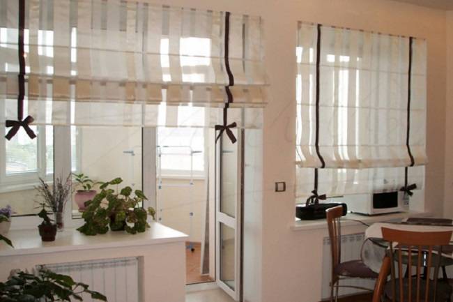 Римские шторы на кухню с балконной дверью и без балк