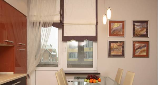 Современные шторы на кухню с балконной дверью