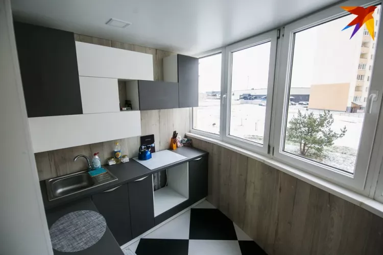 Кухню перенесли на балкон, чтобы сделать из однокомнатной квартиры двушку
