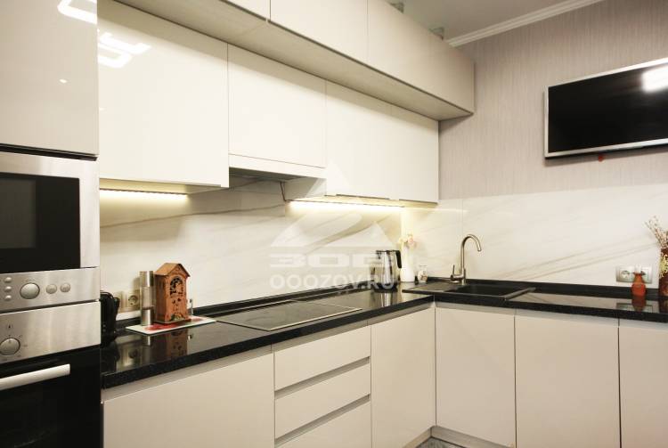 Белая кухня в современном стиле с черной столешницей