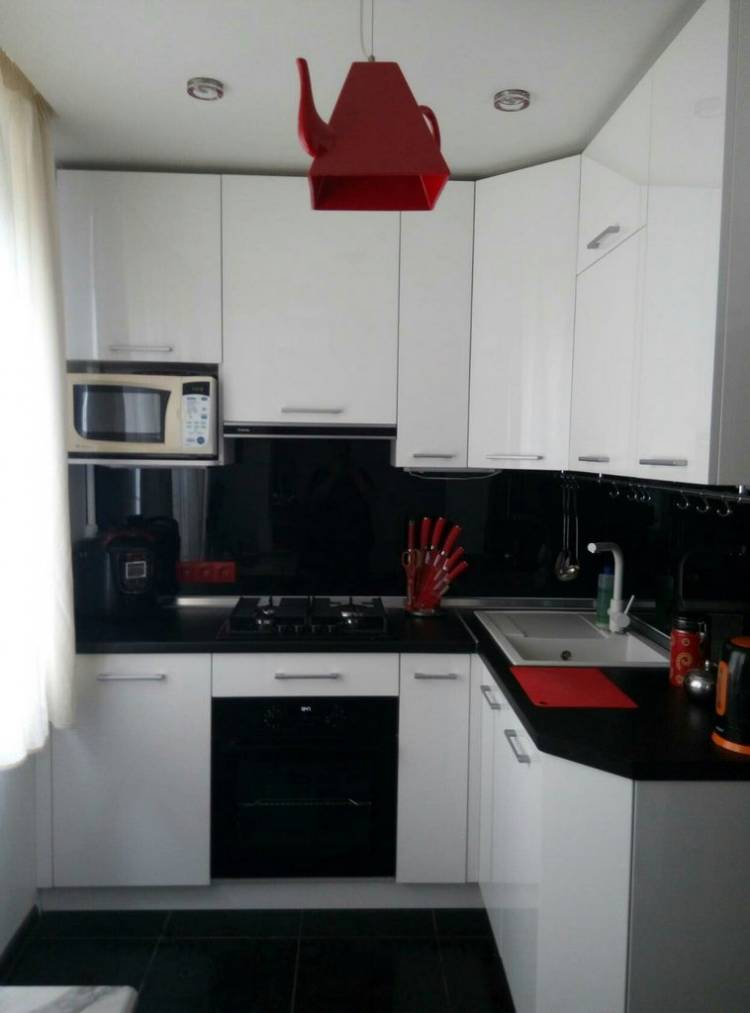 Белая кухня с черной вытяжкой: 115 фото в интерьере