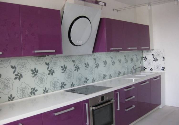 Бело-фиолетовая кухня