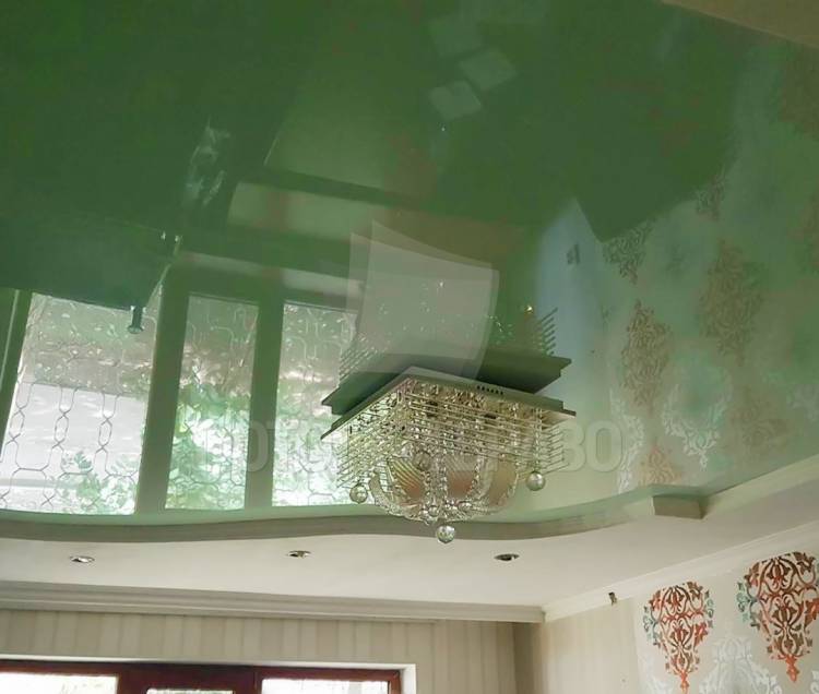 Роскошный зеленый натяжной потолок с люстрой НП