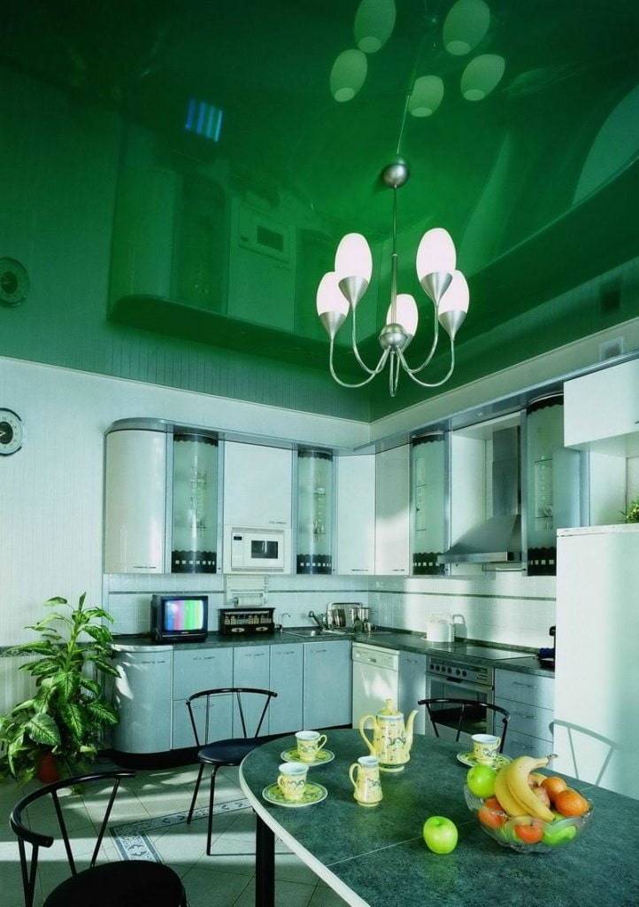 Потолок зеленого цвет
