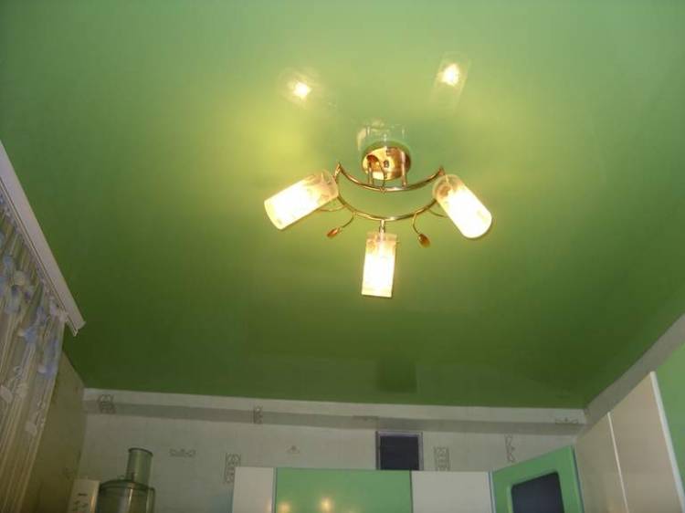 Натяжные потолки зеленого цвет