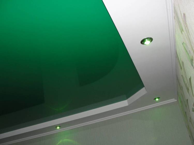 Зеленый натяжной потол