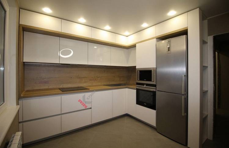 Кухня с узкими верхними шкафами
