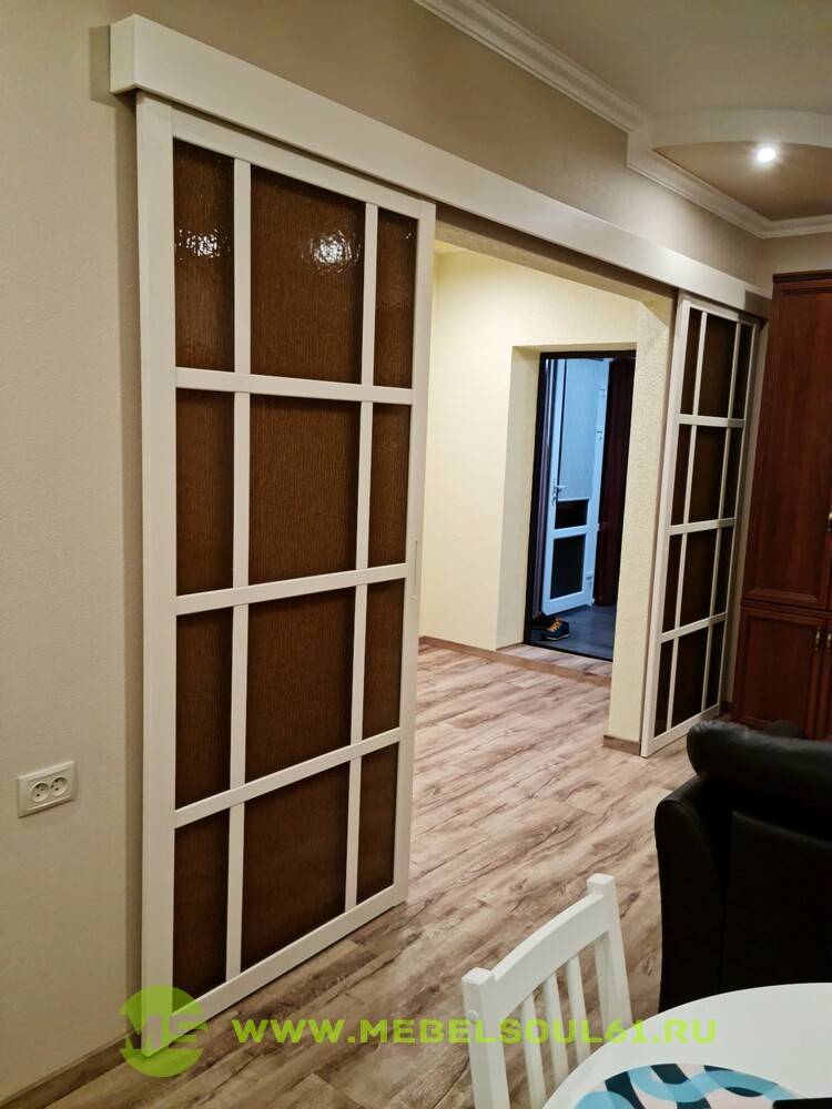 Межкомнатные раздвижные двери из белого МДФ с узорчатым стеклом