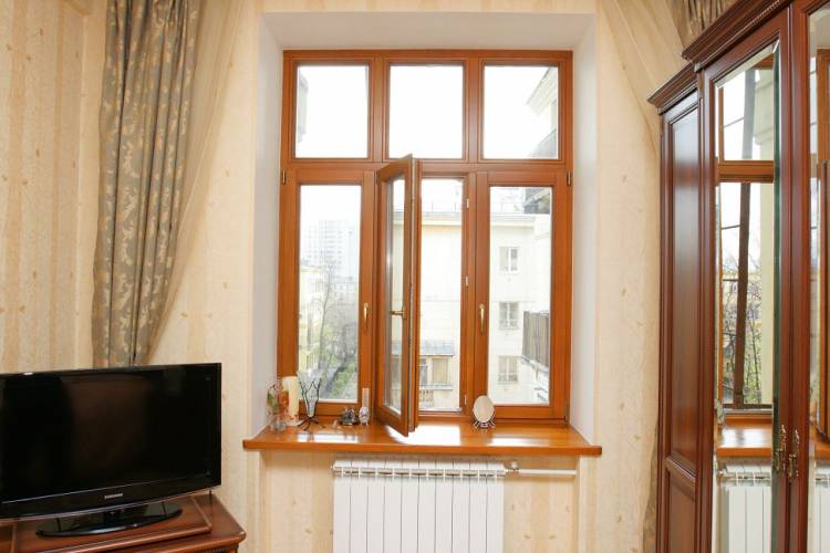 деревянные окна с форточкой для квартиры по низкой цене в компании Светлый дом