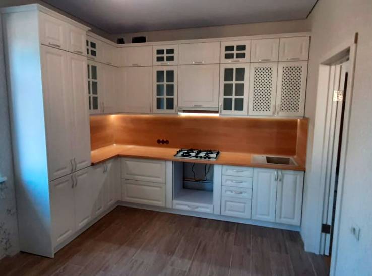 Белая кухня с фрезеровкой под