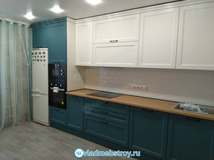 Бело-синяя кухня с фрезеровкой