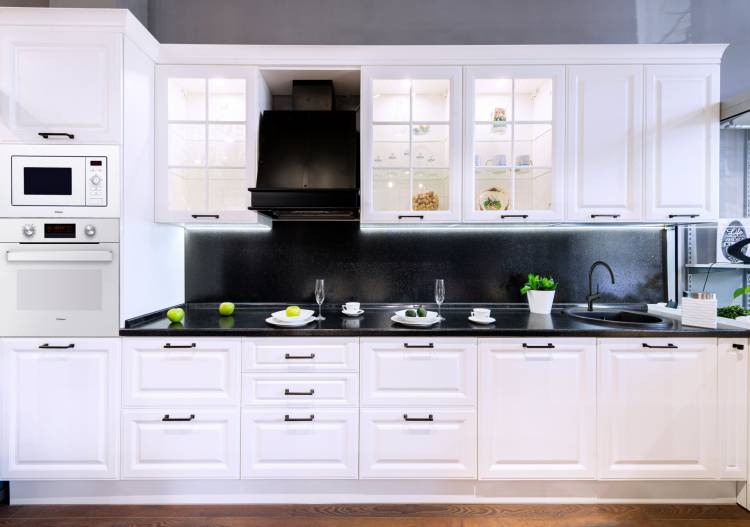 Кухня в стиле неоклассика черно-белая от компании Атмосфер